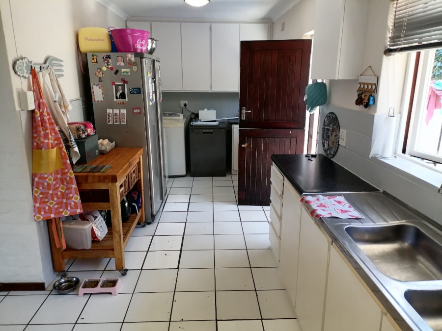 To Let 4 Bedroom Property for Rent in Heldervue Western Cape